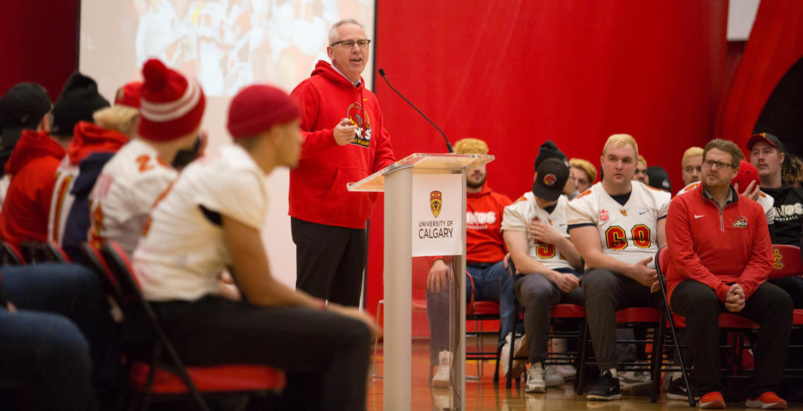 Dr. McCauley with the 2019 Vanier Cup-winning Dinos men's football team. 