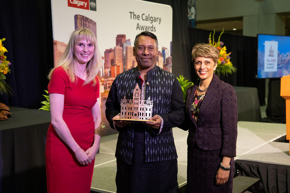 Turin Chowdhury accepting a Calgary Award with Ward 2 City Councillor Jennifer Wyness (left) and Calgary Mayor Jyoti Gondek (right) in 2022