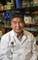 Wee Yong's study finds a common vitamin may help our immune system battle a deadly brain tumour.