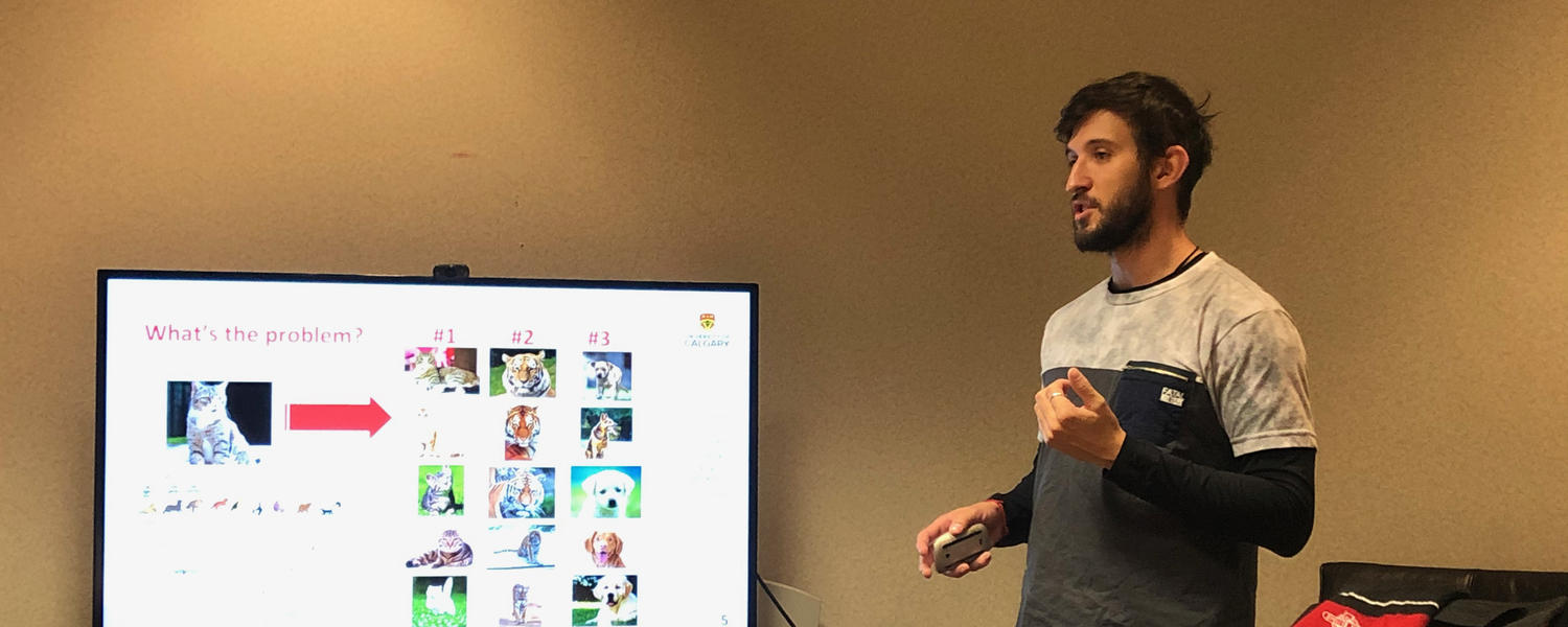 Kauê Tartarotti giving a presentation, 2020.