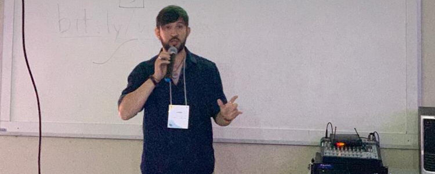 Kaue presenting at SIBGRAPI 2022