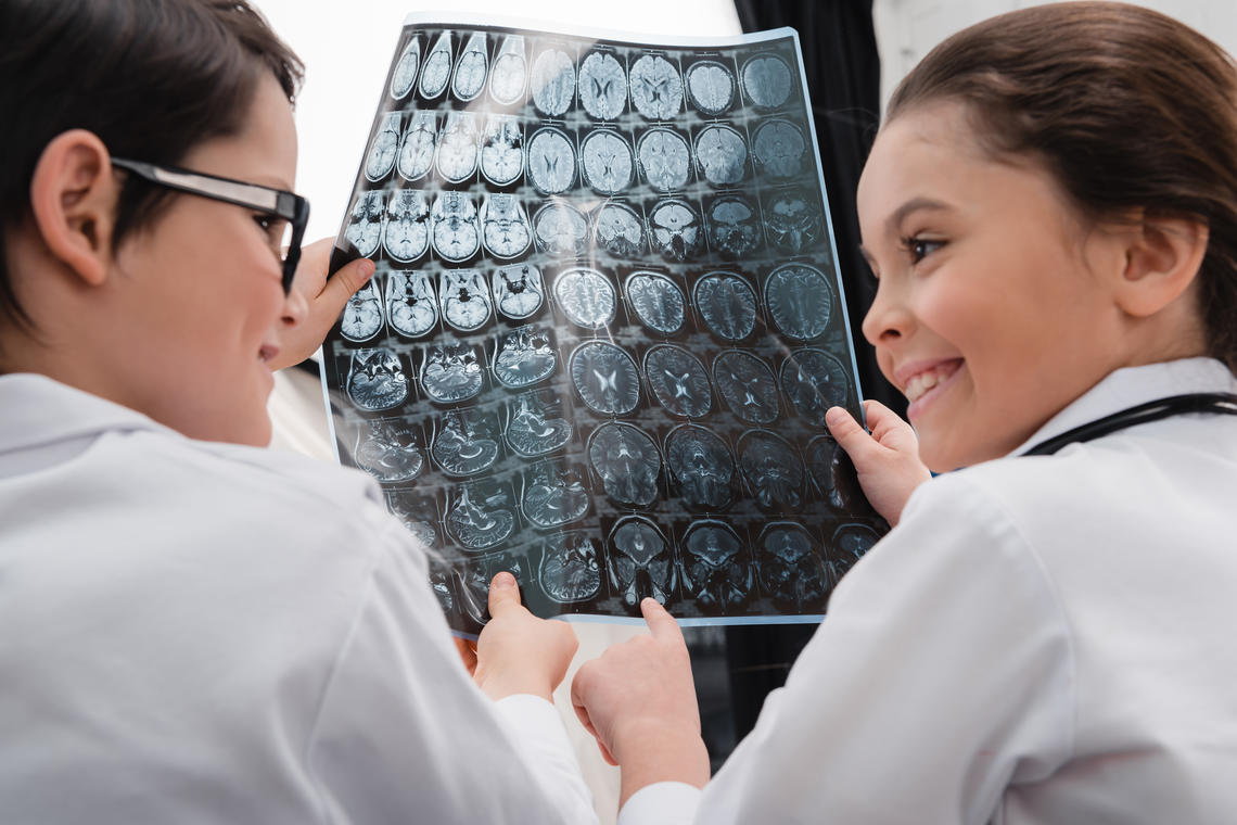 kids looking at a scan