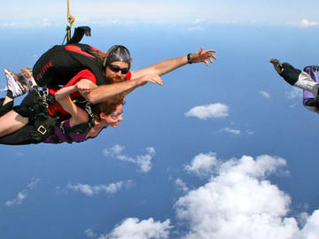 Skydiving 