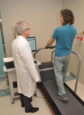 Dr. Leigh conducting a Vo2 max test on the treadmill