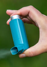 Hand spraying asthma inhaler